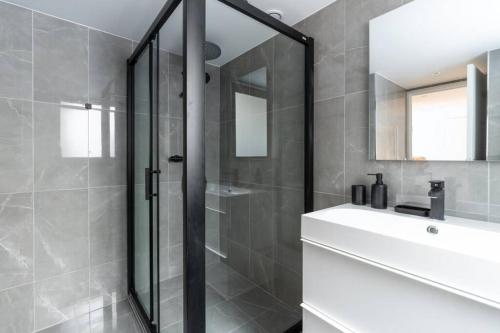 Et badeværelse på HSH Invalides-Palais Bourbon Luxueux Appartement 4P