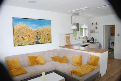 salon z kanapą i obrazem na ścianie w obiekcie Ferienhaus Sonnenschein w mieście Wyspa Poel