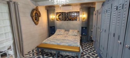 Cette petite chambre comprend un lit et des casiers. dans l'établissement Domaine Le Lanis Chambre d'hôtes piscine spa, à Saint-Girons