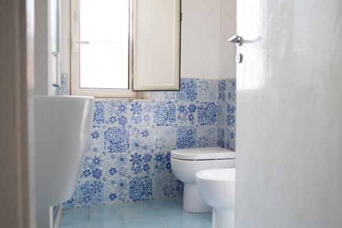 y baño con aseo, lavabo y espejo. en Villa Palma en San Leone