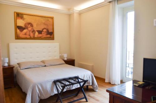 ein Schlafzimmer mit einem Bett und einem Wandgemälde in der Unterkunft Hotel Salis in Rom