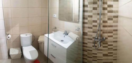 A bathroom at Seaview apartment near the beach