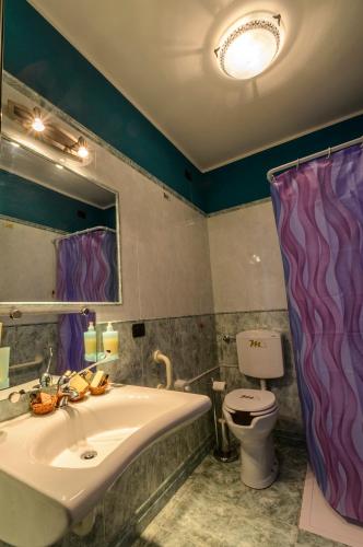 a bathroom with a sink and a toilet at Hotel Motel Residence S in Front