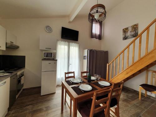a kitchen and dining room with a table and chairs at Residence Alassa in Montévrain