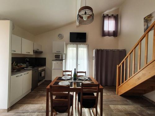 a kitchen and dining room with a table and chairs at Residence Alassa in Montévrain