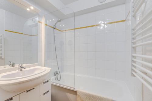 a white bathroom with a sink and a shower at Le cœur des Evettes - Apt aux pieds des pistes in Flumet