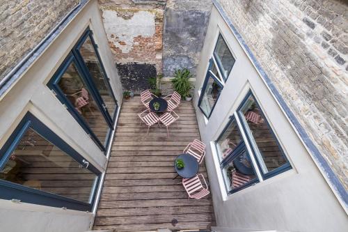 an overhead view of a porch with chairs and tables at Stadshotel Steegoversloot in Dordrecht