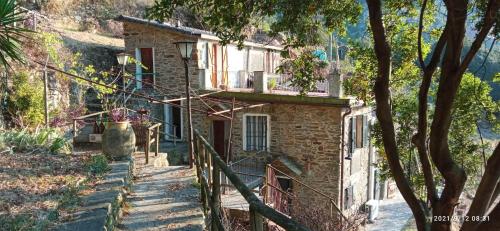 Cette maison en pierre est accessible par un escalier. dans l'établissement La quiete accesa, à Vernazza