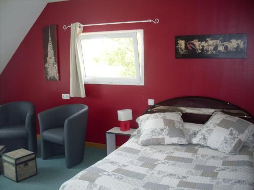sypialnia z łóżkiem, 2 krzesłami i oknem w obiekcie Chambres D'hôtes au Saint Avit w mieście Huisnes-sur-Mer