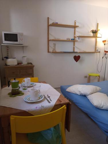 een eetkamer met een tafel en een bed bij Studio apartment, super position in Rome