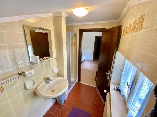 Kopalnica v nastanitvi Hotel B&B Lorenzini Ski