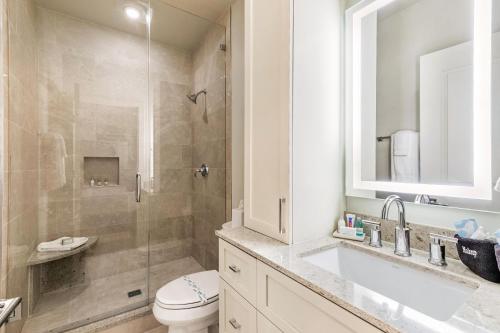 een badkamer met een douche, een toilet en een wastafel bij The Frenchmen in New Orleans