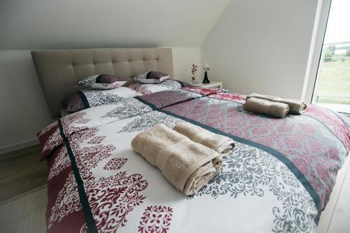 ein Schlafzimmer mit 2 Betten und Handtüchern darauf in der Unterkunft Apartamenty Perła Orawy in Zubrzyca Dolna