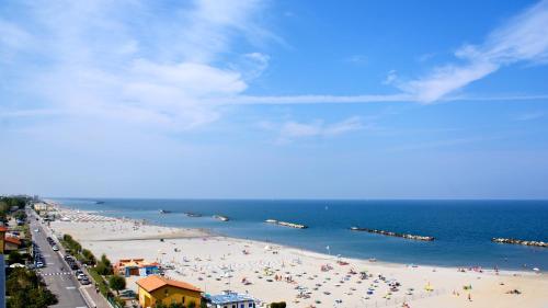 リミニにあるHotel Palazzo Cavejaの多人の海岸の眺め