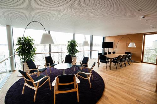 uma sala de conferências com mesas e cadeiras e uma grande janela em Aalto Inn em Espoo