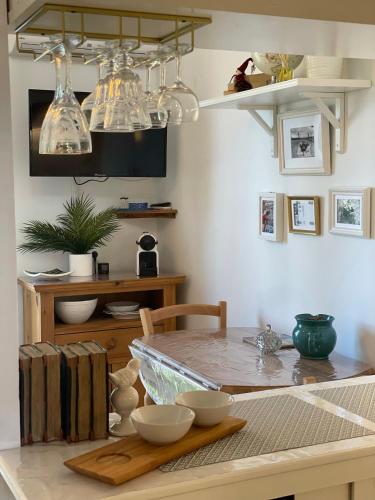 - une cuisine avec une table et des bols dans l'établissement Pavillon confort pour 2 personnes GRUISSAN, à Gruissan