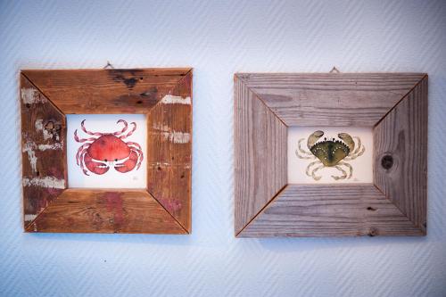 two wooden boxes with a picture of a crab at Hotell Krabban in Strömstad
