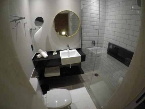 Bathroom sa LA HOTEL VOTUPORANGA