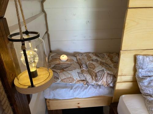 Posteľ alebo postele v izbe v ubytovaní Hobití domček