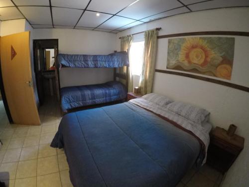 Uma ou mais camas em beliche em um quarto em Hosteria Uspallata