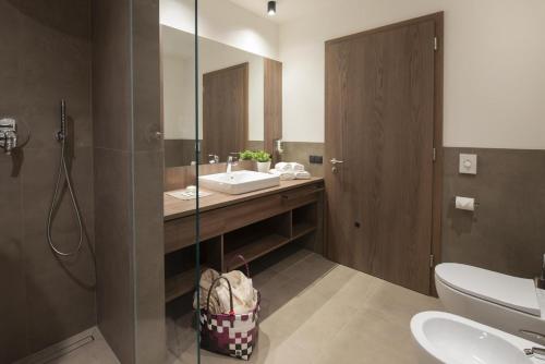 Bilik mandi di Garden Park Hotel