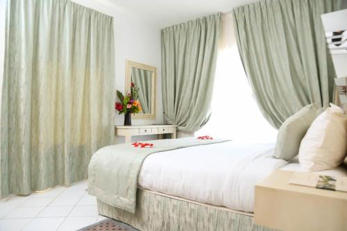 Säng eller sängar i ett rum på Golden Carthage Residences