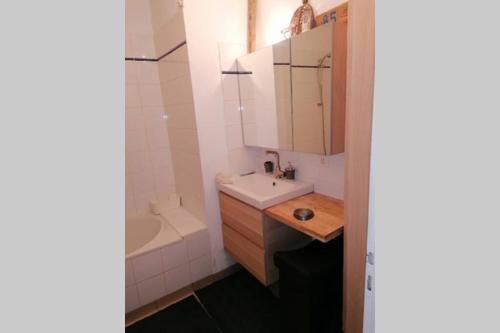 La salle de bains est pourvue d'un lavabo, de toilettes et d'une baignoire. dans l'établissement Jolie maison de vacances Noirmoutrine, à Noirmoutier-en-l'lle