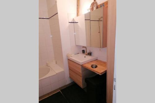 une salle de bain avec un lavabo, des toilettes et une baignoire dans l'établissement Jolie maison de vacances Noirmoutrine, à Noirmoutier-en-l'lle