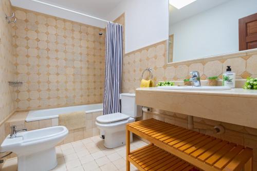 a bathroom with a sink toilet and a mirror at Brisa Marina in Puerto Calero