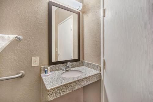 Kylpyhuone majoituspaikassa Motel 6 Humble, TX - Houston International Airport