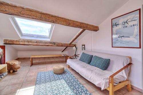 - un salon avec un canapé et une lucarne dans l'établissement IMMOGROOM - cosy - Forville market - sea view, à Cannes