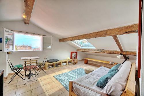 un salon avec un lit et une table dans l'établissement IMMOGROOM - cosy - Forville market - sea view, à Cannes