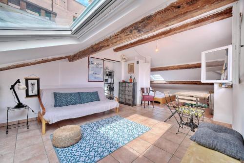 un salon avec un canapé et une table dans l'établissement IMMOGROOM - cosy - Forville market - sea view, à Cannes