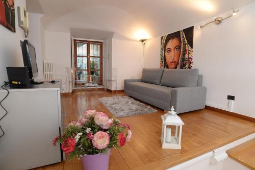 una sala de estar con sofá y una pintura de una mujer en Palazzo Graneri en Turín