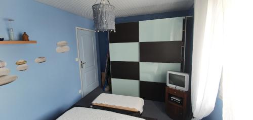 una camera da letto con parete a scacchi in bianco e nero di villa les pieds dans l eau a Carnac