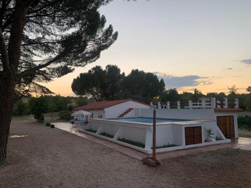 比利亞維西奧薩德奧東的住宿－Casa en Finca, Villa con Piscina Zarzuela，一座房子的顶部设有一个游泳池