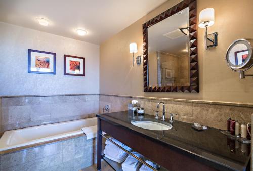 Ένα μπάνιο στο Oceanfront Palm Beach Resort & Spa Singer Island