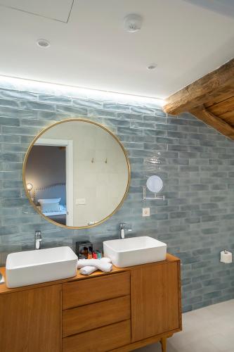a bathroom with two sinks and a mirror at Hotel Palacio De Luko in Luco