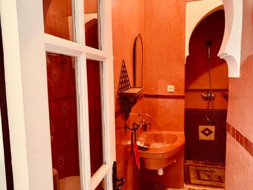 La salle de bains est pourvue d'un lavabo et de toilettes. dans l'établissement Dar Zemrane, à Marrakech
