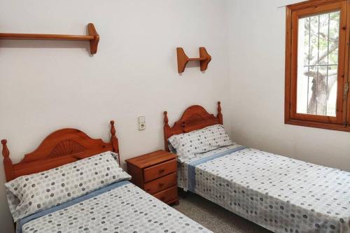 - une chambre avec 2 lits et une fenêtre dans l'établissement Villa rústica privada con gran chalet y piscina, à Elche