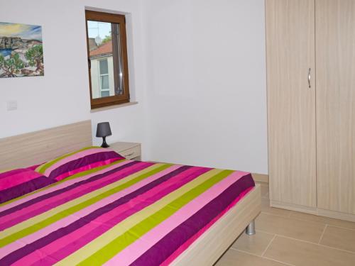 Tempat tidur dalam kamar di Sanja Apartments Rivarela