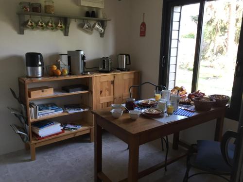 uma cozinha com uma mesa com comida em A La Birochère Chambre d hôtes classée 3 clés et Accueil Vélo em Pornic