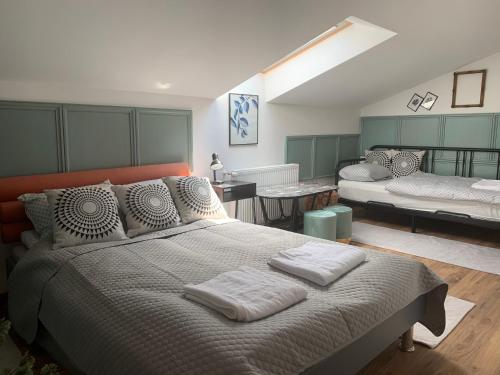 sypialnia z dużym łóżkiem z poduszkami w obiekcie Viki Apartmanház w mieście Dorog