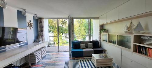 TV a/nebo společenská místnost v ubytování Apartament Lazurowy 53 z tarasem i SPA
