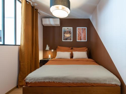 a bedroom with a large bed with a brown headboard at Apparts Seasons - Saint Étienne - La Terrasse in Saint-Étienne