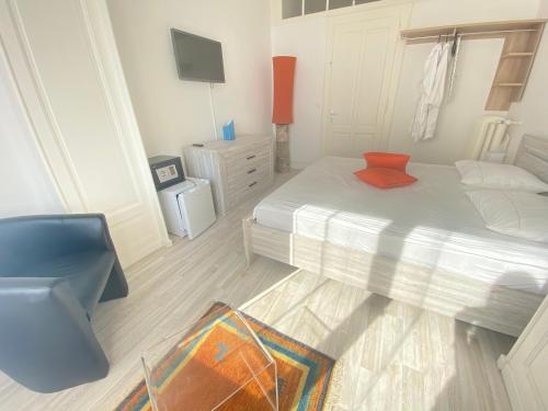 a small bedroom with a bed and a chair at B&B Guest House Du Lac in Montreux