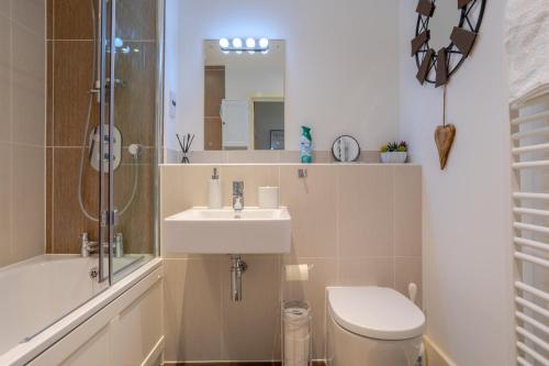 ein Bad mit einem WC, einem Waschbecken und einer Dusche in der Unterkunft LillyRose Apartments - Hemel Hempstead, Free Parking, Free Wi-Fi in Kings Langley