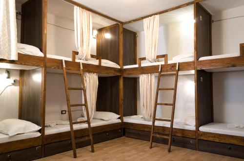Ένα ή περισσότερα κρεβάτια σε δωμάτιο στο Maya Hostel Berat