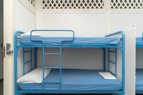 Двуетажно легло или двуетажни легла в стая в Bedcelona Hostel