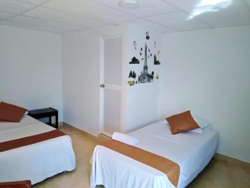 Een bed of bedden in een kamer bij Apartamentos Chuchos Place